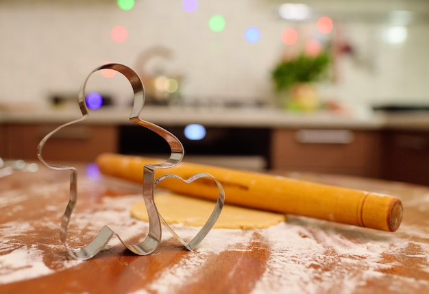 Form zum Backen von Lebkuchen in Form eines Mannes und in Form eines Herzens auf dem Hintergrund