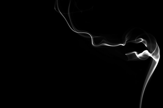 Forma abstracta de humo en blanco y negro sobre un fondo negro