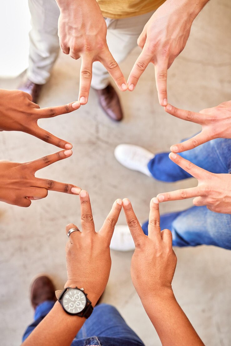 Foto forma acima e mãos de empresários em uma estrela para construção de equipe paz e apoio motivação juntos e mãos de funcionários com um sinal de colaboração amigos e solidariedade de grupo