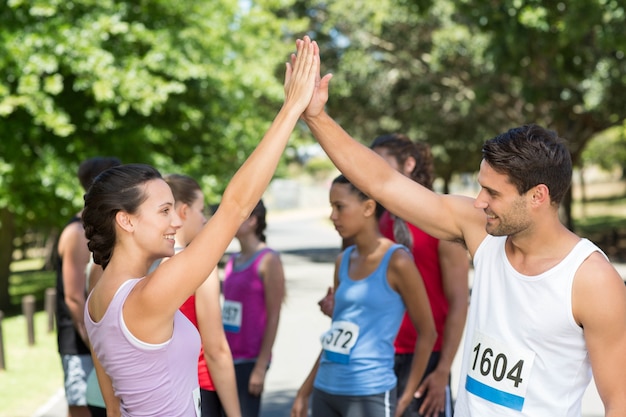 Forma amigos antes de la carrera en el parque