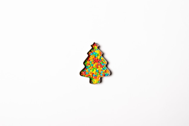 Forma de árbol de Navidad y decoraciones multicolores sobre una superficie clara. . Navidad, año nuevo concepto. Minimalismo Vista plana, vista superior
