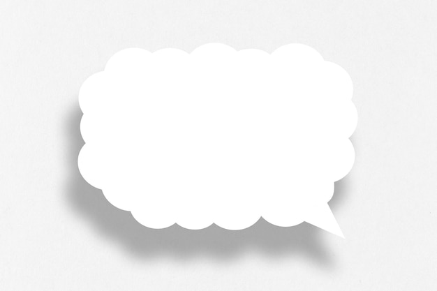 Forma de burbuja de habla de papel de nube blanca vacía contra un fondo blanco