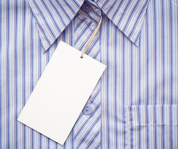 forma de camisa de hombre de negocios o camisa azul formal en un patrón azul marcado con etiqueta blanca en blanco o etiqueta adjunta