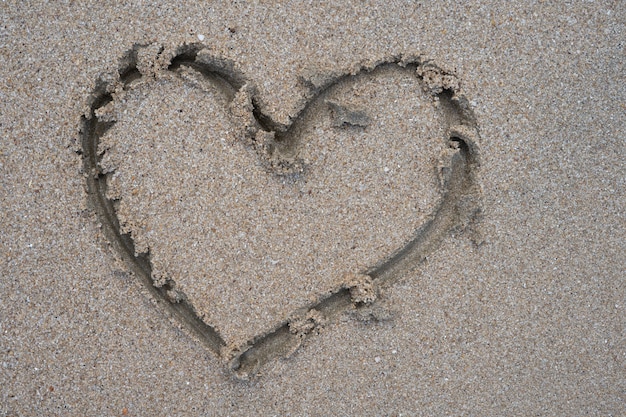 Forma coração na praia