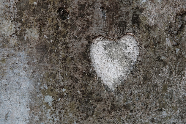 La forma de un corazón en un antiguo muro de hormigón