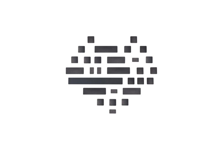 Foto forma de corazón apilada de objetos de botones de teclado de computadora aislados en fondo blanco con trazado de recorte