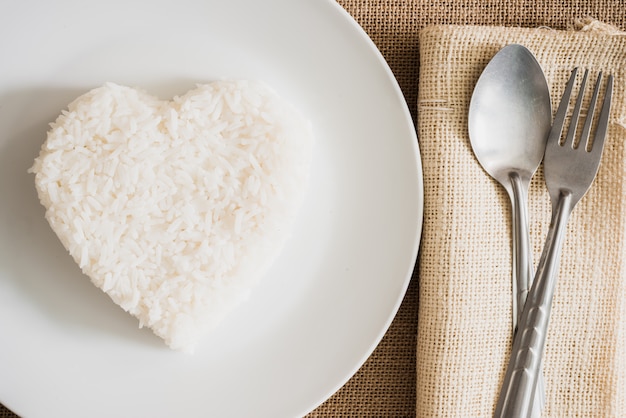 Forma de corazón de arroz en placa blanca