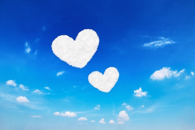 Foto forma de corazón contra el cielo azul