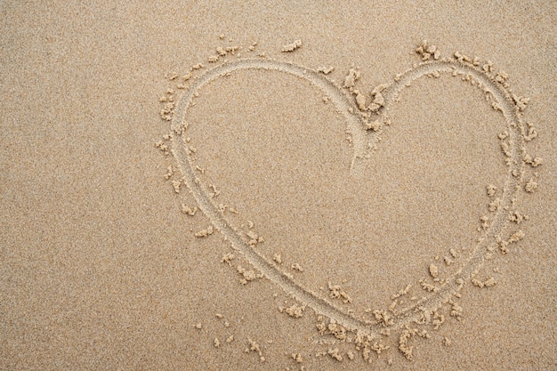 Forma de corazón en el fondo de arena de la playa.