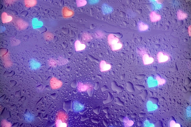 forma de corazón y gotas de lluvia en la ventana