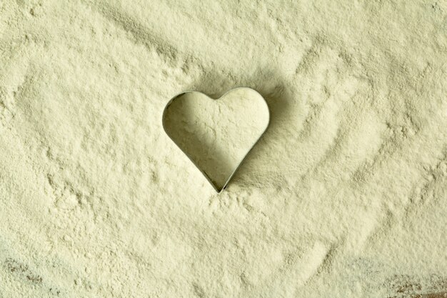 Forma de corazón en la harina cernida