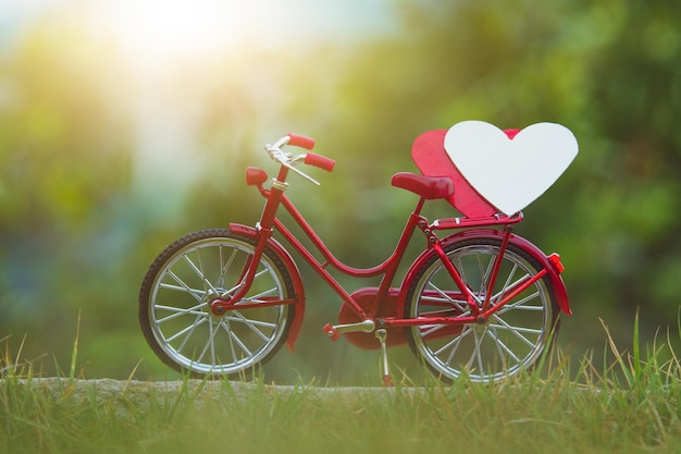 Forma de corazón hecha de bicicleta en el campo