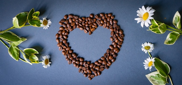 Foto forma de corazón hecha de granos de café en el día de san valentín