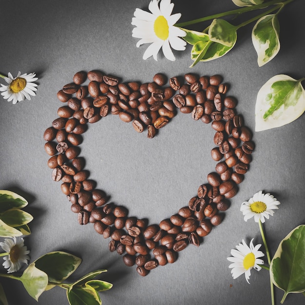 Forma de corazón hecha de granos de café en el día de San Valentín