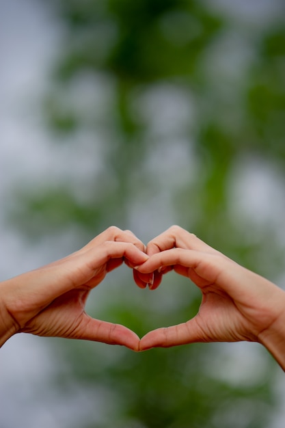 Foto forma de corazón hecha a mano para los seres queridos en el día del amor. día del amor.