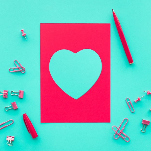 Forma de corazón con ideas de conceptos de tarjeta de papel rojo