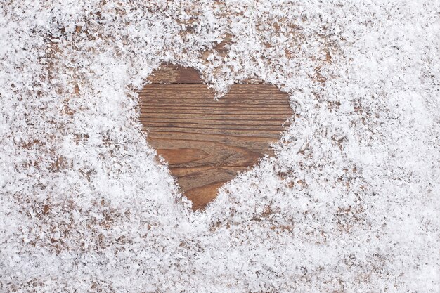 Forma de corazón en la nieve