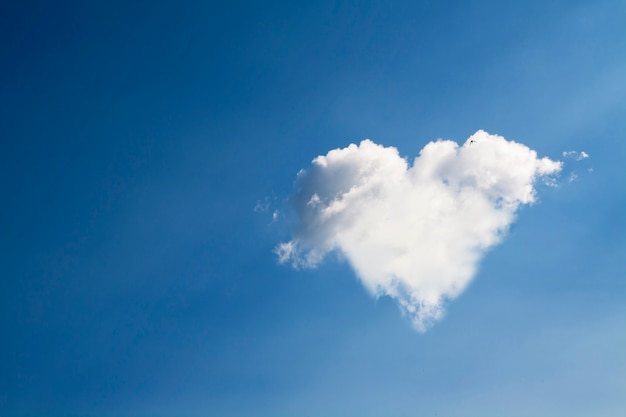 En forma de corazón de nubes blancas contra el cielo azul