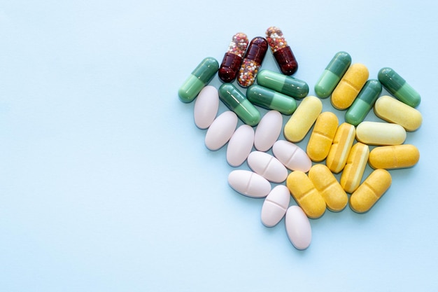 forma de corazón de pastillas multicolores el día de san valentín en forma diferente tabletas de medicina para la salud