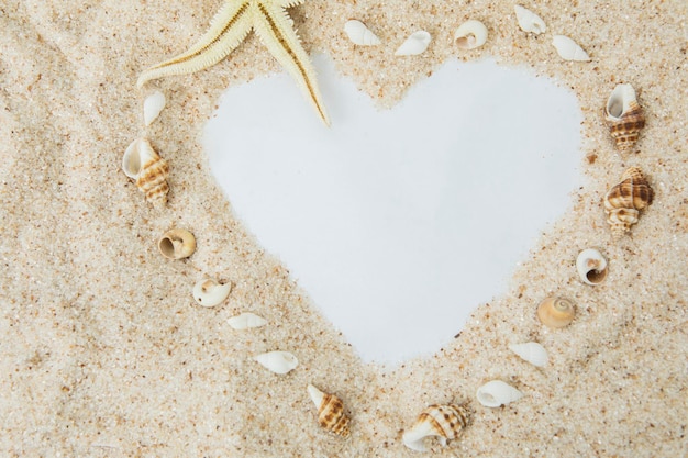 Forma de corazón en la playa de arena.