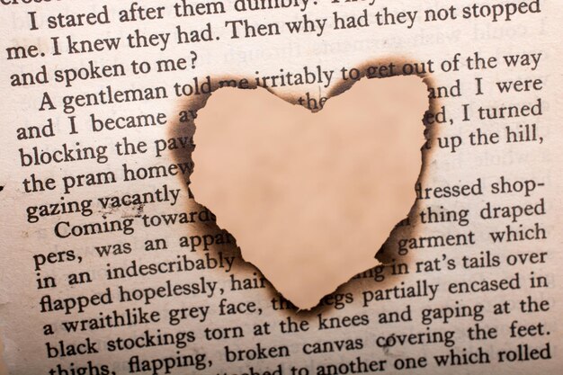 En forma de corazón quemado de papel enviado por mensaje de texto