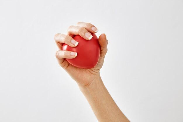 Foto forma de corazón rojo en la mano