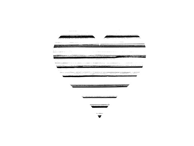 Forma de corazón con textura en blanco y negro aislado sobre fondo blanco.