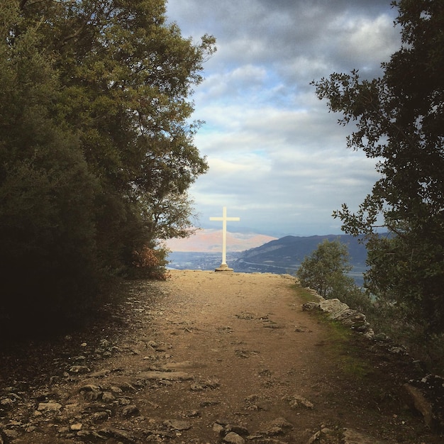 Forma de cruz en las montañas contra el cielo nublado