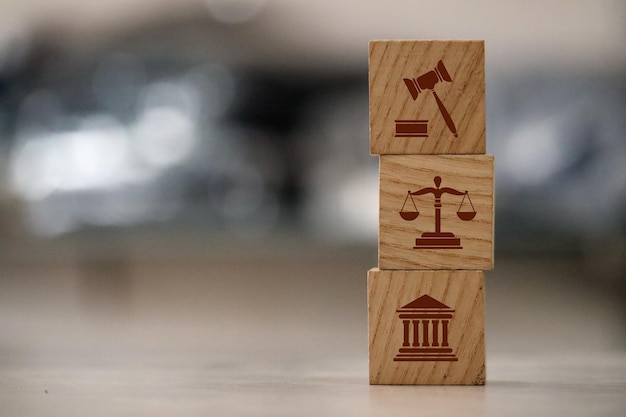 Foto forma de cubo de bloque de madera con icono ley justicia legal