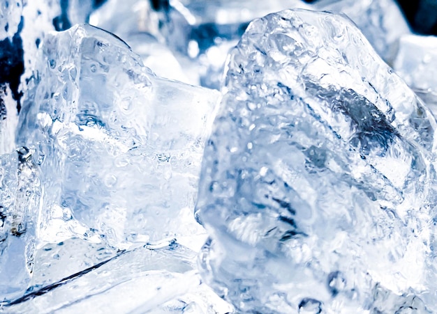 La forma del cubo de hielo se ha ajustado para agregar color. Ayudará a refrescarte y te hará sentir bien.