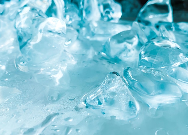 La forma del cubo de hielo se ha ajustado para agregar color, lo ayudará a refrescarse y lo hará sentir bien.