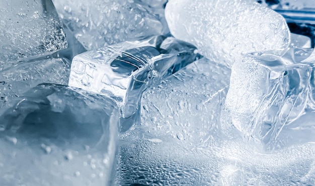 La forma del cubo de hielo se ha ajustado para agregar color, lo ayudará a refrescarse y lo hará sentir bien.