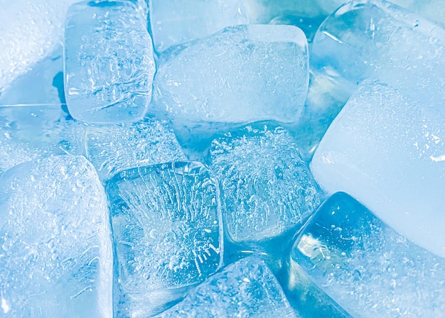 La forma del cubo de hielo se ha ajustado para añadir color. Ayudará a refrescarte y te hará sentir bien.