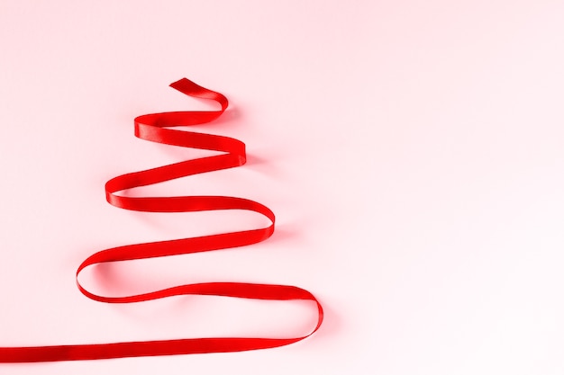 Forma de árvore de Natal de fita vermelha em rosa