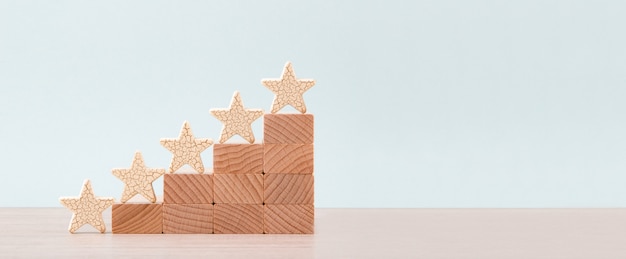 Forma de cinco estrelas de madeira na mesa