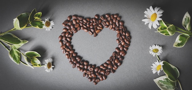 Forma de coração feita de grãos de café no dia dos namorados