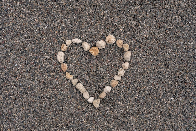 Foto forma de coração na areia.