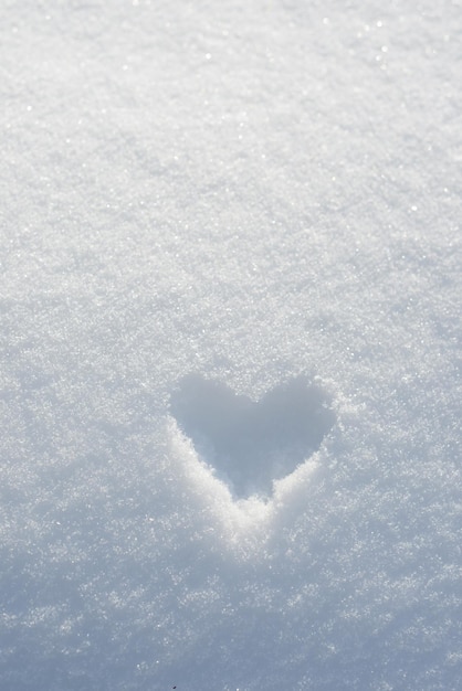 Forma de coração pintada em fundo branco de neve. Coração congelado. namorados de neve. cartão postal dos dias dos namorados