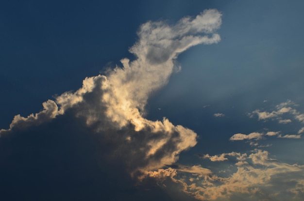 Forma de dragão de nuvens e céu azul