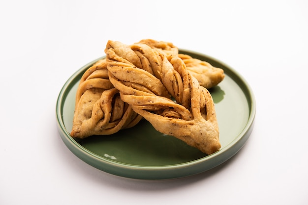 Forma de folha ou laccha Mathri ou mathiya é um lanche na hora do chá do Rajastão. É um biscoito em flocos frito da região noroeste da Índia