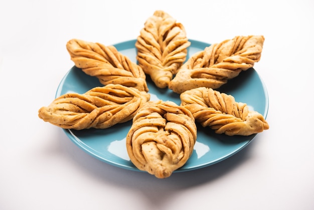 Forma de folha ou laccha Mathri ou mathiya é um lanche na hora do chá do Rajastão. É um biscoito em flocos frito da região noroeste da Índia