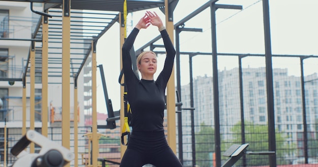 Forma de mulher atlética salta no campo de esportes Movimento de salto com exercícios aeróbicos duros levantados Treino físico Estilo de vida saudável