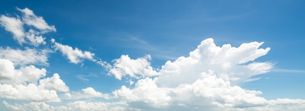 Forma de nuvem no céu em dia ensolarado