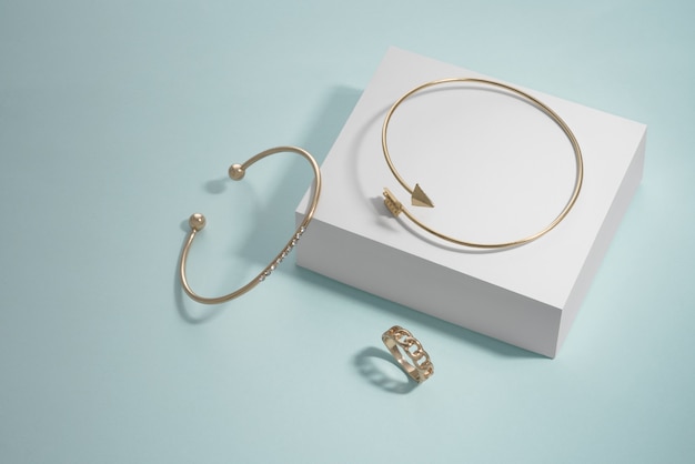 Forma de seta de design moderno e pulseiras de diamante e anel na caixa branca sobre fundo azul