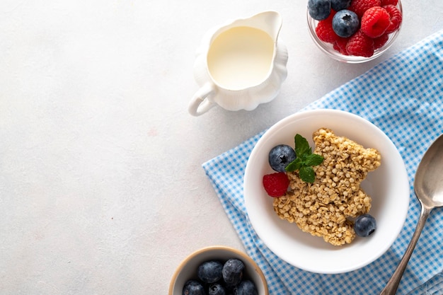 Forma de urso de barra de cereal de aveia engraçada com café da manhã de frutas frescas para crianças Copiar espaço