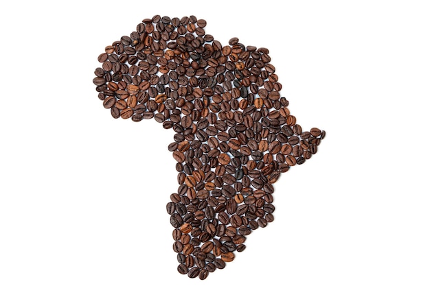 Forma do continente africano feita de grãos de café isolados no fundo branco