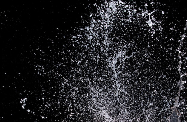 Foto forma forma gota de água salpica em gota de ataque de água flutuando no ar