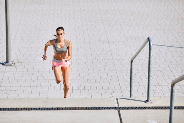 Forma joven corriendo en las escaleras