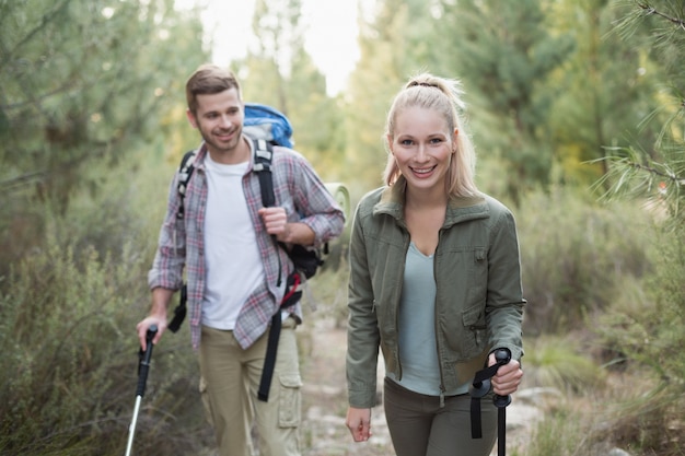 Forma joven pareja explorando el bosque