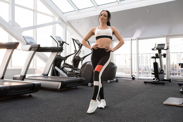 Forma joven posando en el gimnasio